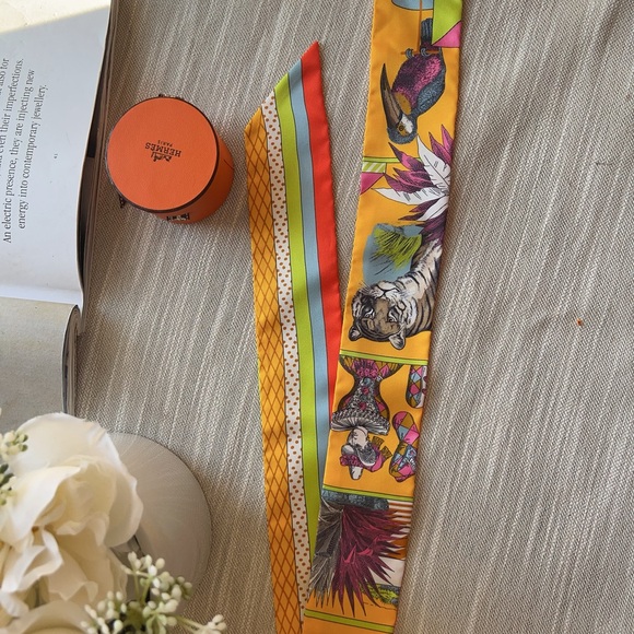 Hermes Accessories - Hermes Silk Grand Theatre Nouveau Soleil Vert Fluo Multicolor Twilly
